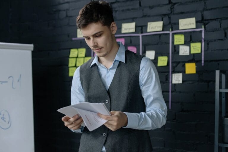 Profesjonalista analizujący dokumenty przy biurku w biurze tłumaczeń