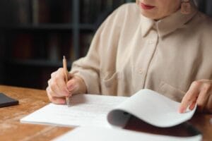 profesjonalista pracujący przy weryfikacji tłumaczeń dokumentów firmowych