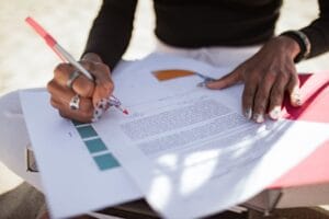 Profesjonalista wykonujący szczegółową weryfikację merytoryczną dokumentów w biurze tłumaczeń