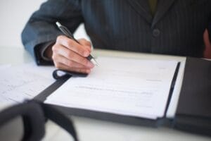 profesjonalne tłumaczenia dokumentów w języku hiszpańskim na biurku