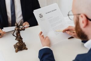 profesjonalne tłumaczenie dokumentów na biurku kancelaryjnym