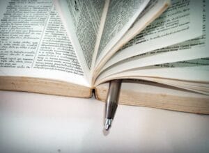 profesjonalne tłumaczenie dokumentów w języku francuskim na ekranie komputera