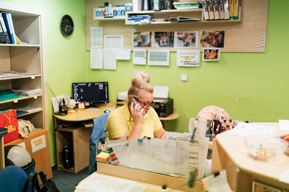 Profesjonalny tłumacz języka czeskiego pracujący przy biurku z dokumentami
