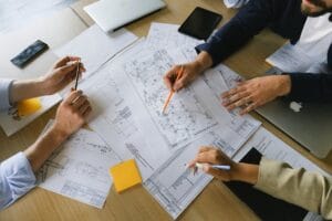 zespół ekspertów analizujący dokumentację techniczną w nowoczesnym biurze tłumaczeń