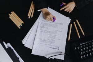 zestaw dokumentów z pieczęcią tłumacza przysięgłego leżący na biurku